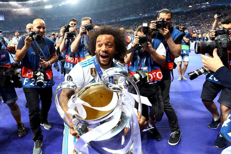 Marcelo levanta la Orejona tras ganarle la final de la Champions League a Liverpool por 3 a 1 (Shutterstock)