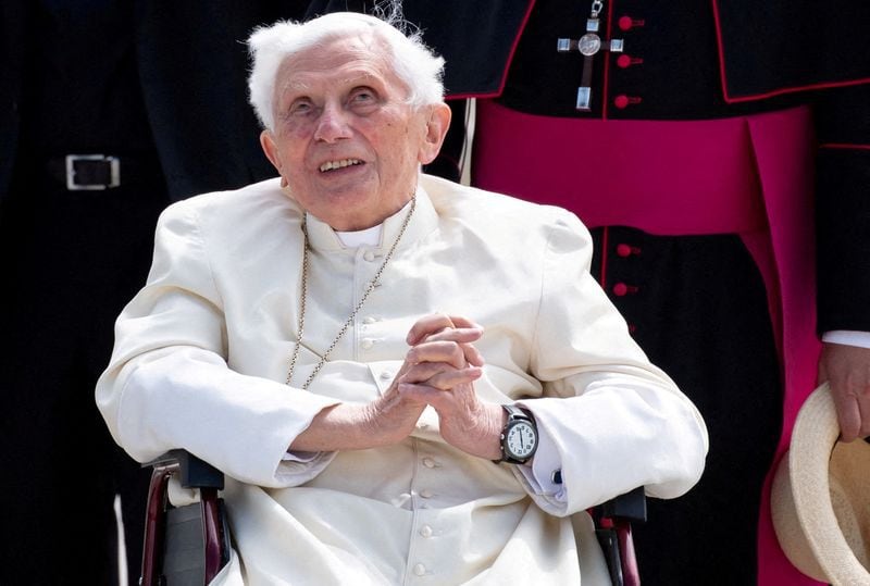 Imagen de archivo del papa emérito Benedicto XVI en el Aeropuerto de Múnich antes de su vuelo a Roma. 22 de junio, 2020. Sven Hoppe/Pool via REUTERS/Archivo