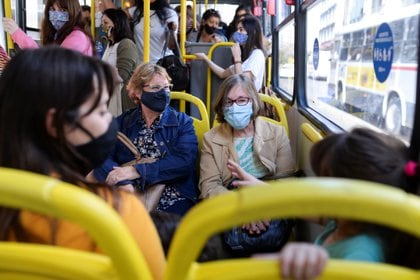 Pasajeros usan mascarillas protectoras en un autobús, mientras continúa la propagación de la enfermedad del coronavirus (COVID-19) en Montevideo, Uruguay (REUTERS/Ana Ferreira)