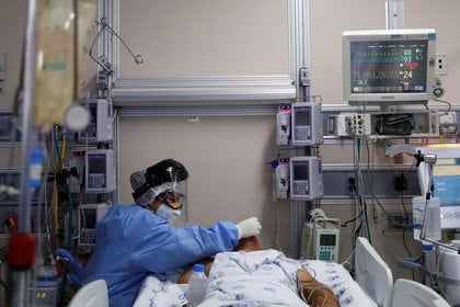 Un trabajador de salud trata a un paciente con COVID-19 en el Hospital Juárez en la Ciudad de México, 29 de octubre de 2020 Foto: (REUTERS / Carlos Jasso)