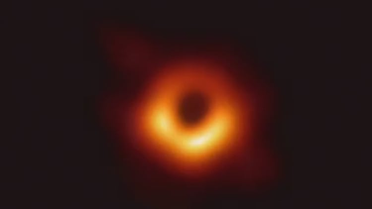 La región oscura central es la sombra del agujero negro, explicaron los investigadores