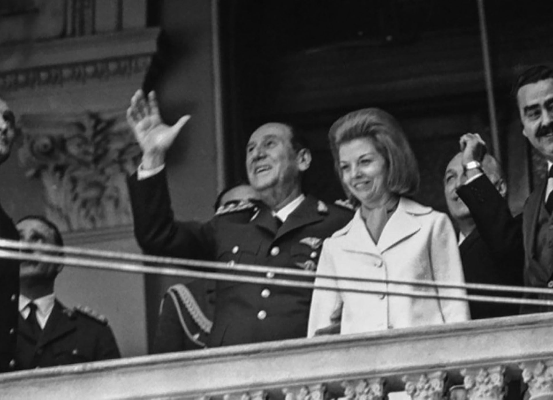 Juan Domingo Perón e Isabel Perón en el balcón de la Casa Rosada 