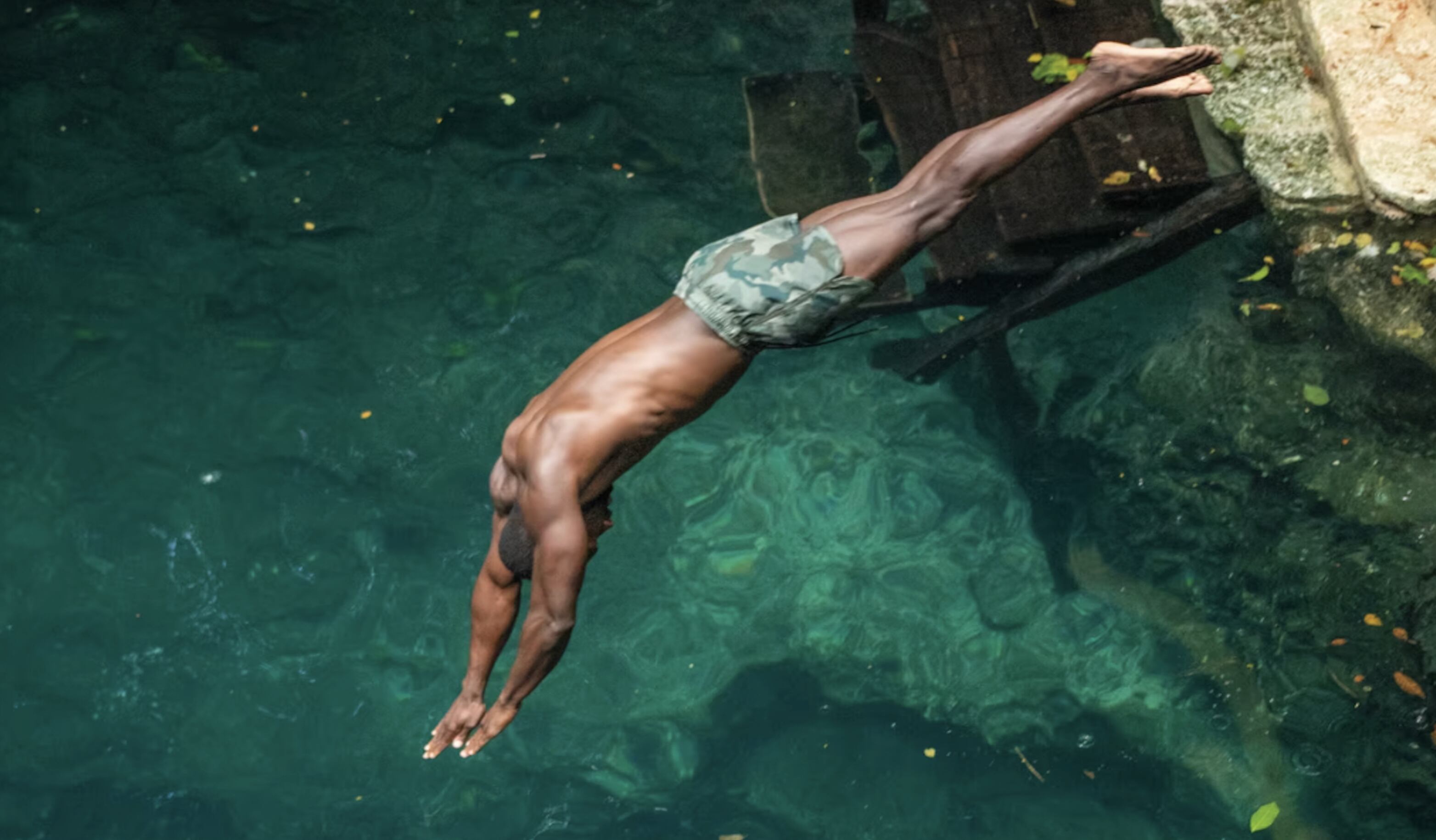 Un joven se arroja en clavado al agua en una imagen de "Fotografi?a Maroma", muestra de Miami Art Week