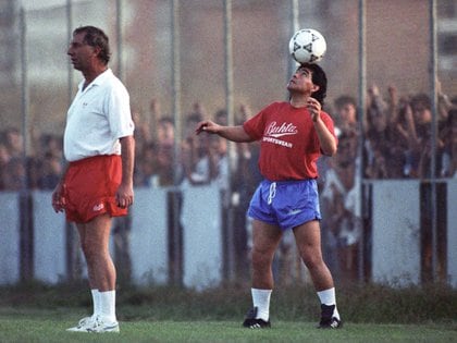 Diego Armando Maradona junto a Carlos Bilardo en Sevilla (EFE)