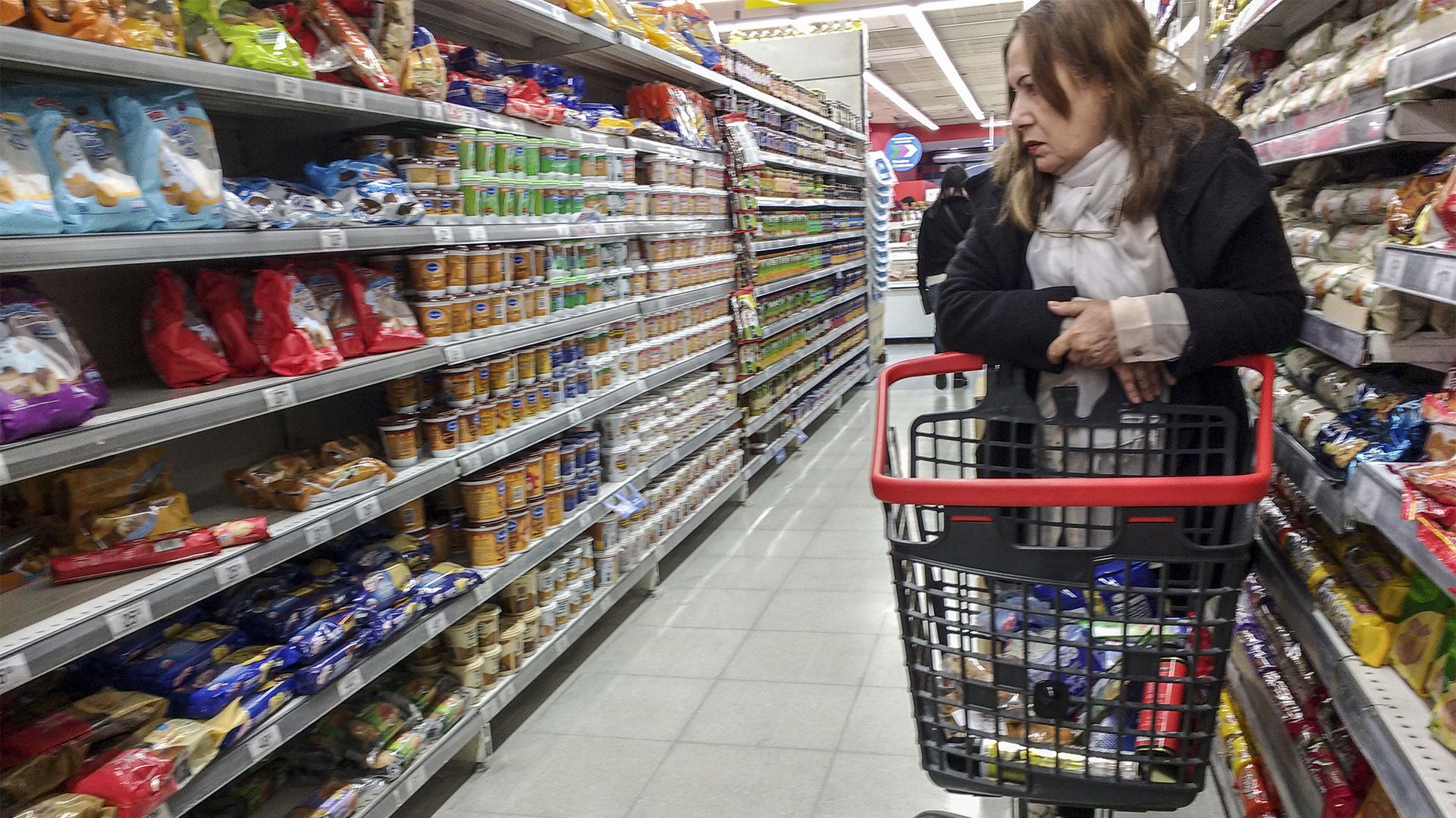 En las cadenas de supermercados advierten que en los primeros días de enero se registra una caída de hasta 15% en unidades respecto del mismo período del 2023
