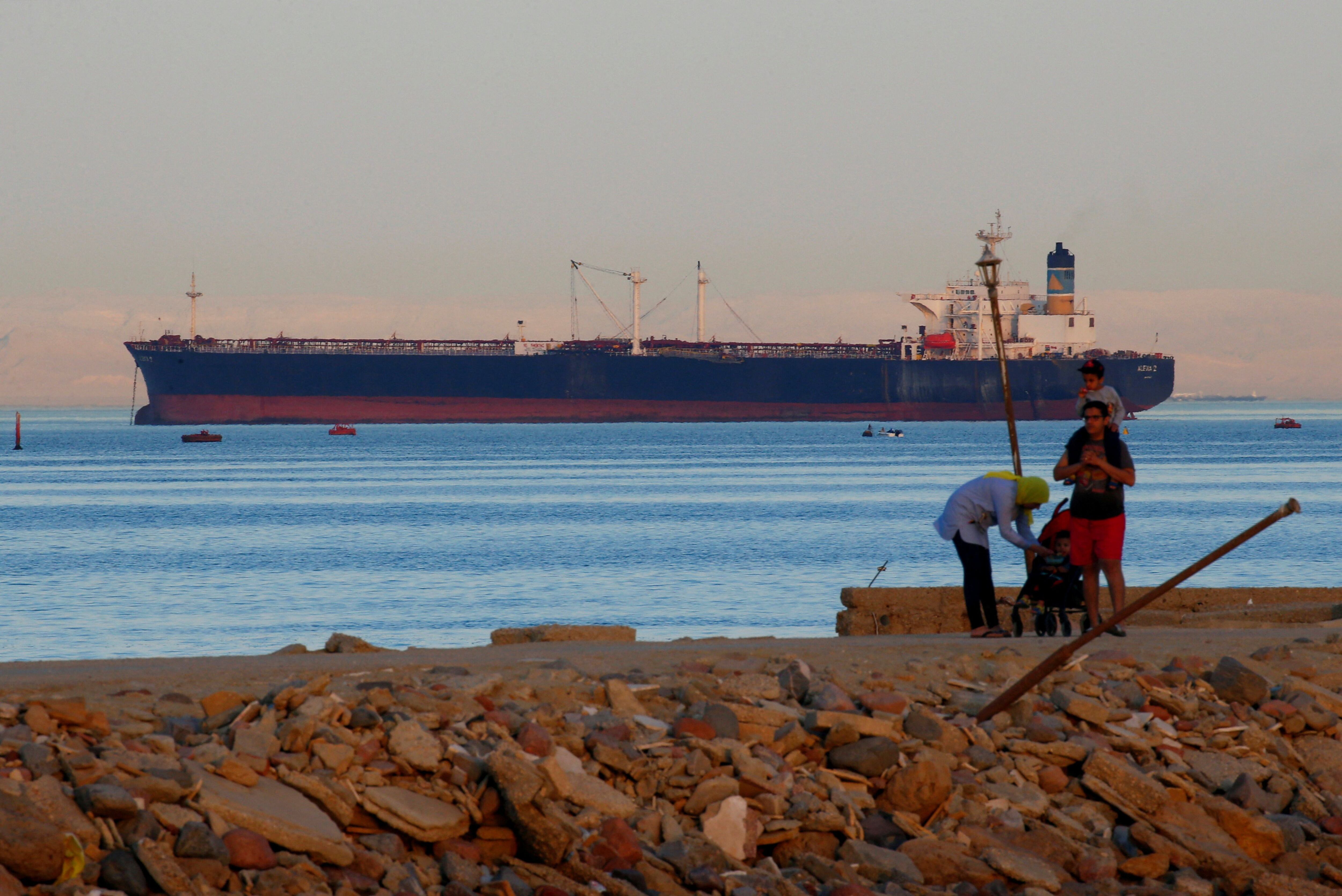 Un buque portacontenedores cruza el Golfo de Suez hacia el Mar Rojo antes de entrar en el Canal de Suez, en El Ain El Sokhna en Suez, al este de El Cairo, Egipto 24 de abril de 2017. REUTERS/Amr Abdallah Dalsh/Archivo