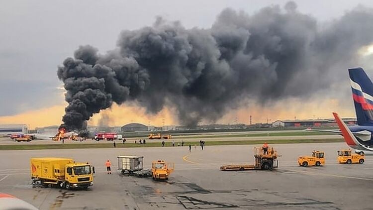 El avión quedó cubierto en llamas (Foto: AFP)