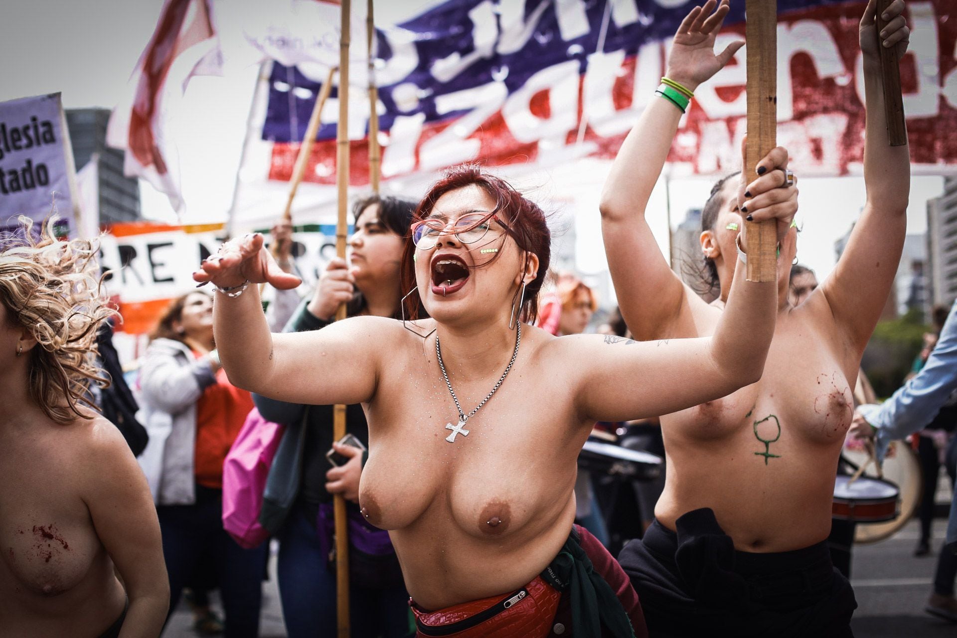 El frío no logró apabullar a las chicas que marchaban en tetas con consignas pintadas en sus torsos, festejando la libertad de sus cuerpos, rodeadas de otras mujeres, seguras. “Mi cuerpo, mi decisión"