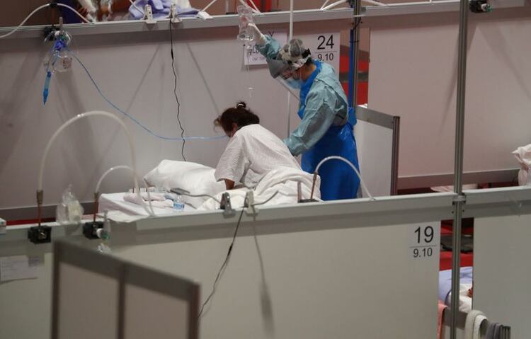 Personal de salud trabaja en un hospital temporal en centro IFEMA, Madrid, España, 2 abril 2020. REUTERS/Sergio Perez