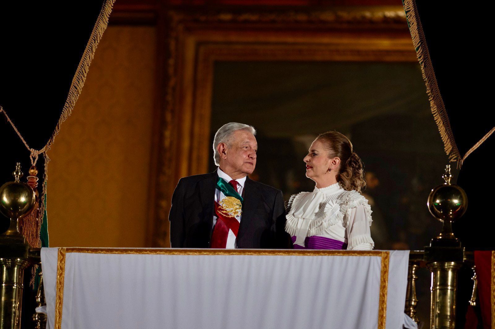 AMLO junto a su esposa, Beatriz Gutiérrez Müller en el Grito de Independencia 2023. (Foto: X @LIbizajon)