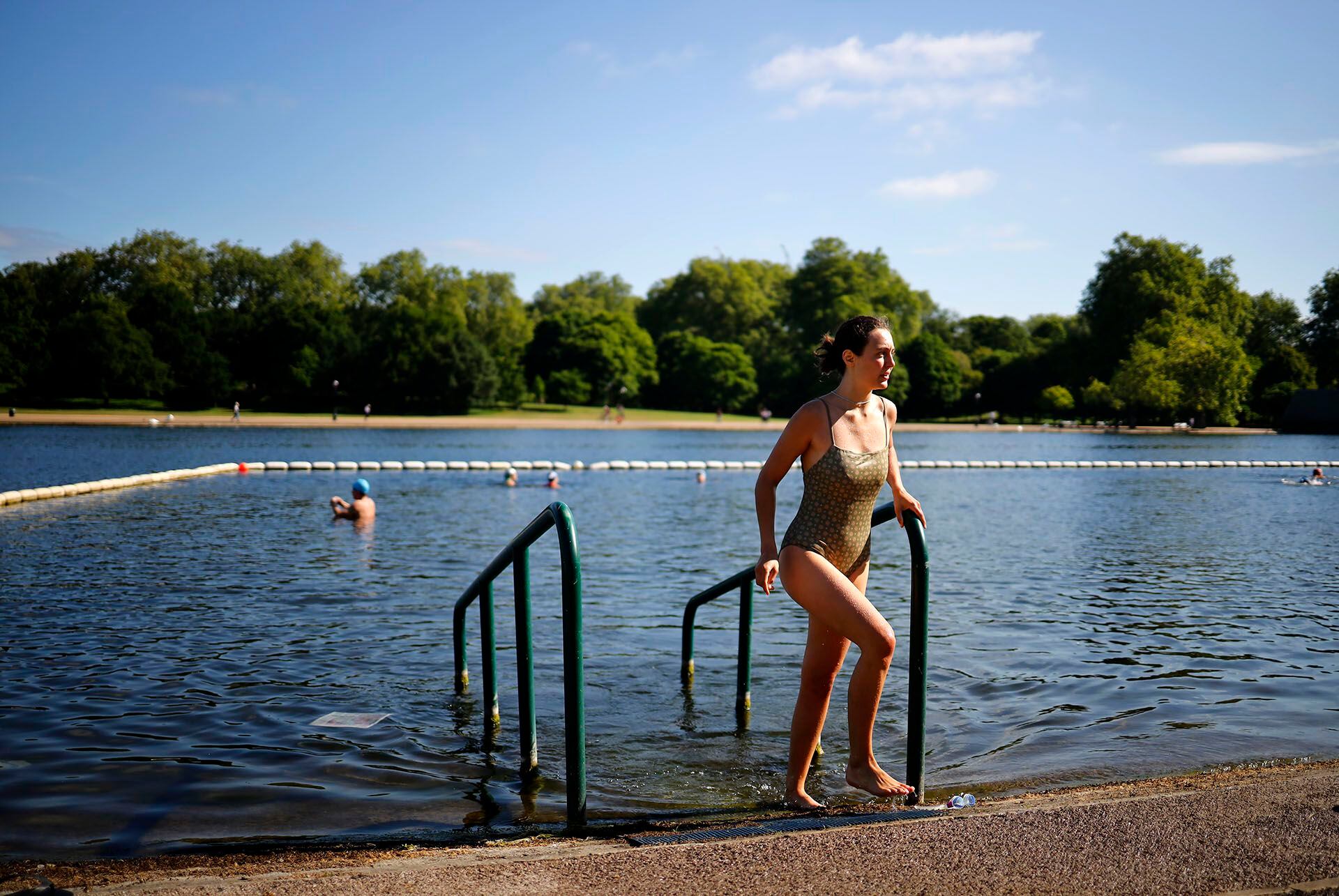 Bañistas se refrescan en el Serpentine Lido del Hyde Park de Londres.