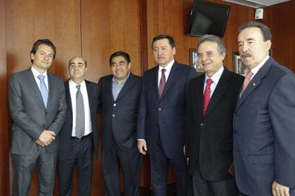 Ernesto Cordero Arroyo, presidente de la mesa directiva del Senado de la República, Miguel Barbosa, Jesús Murillo Karam, Procurador General de la República, Emilio Gamboa, coordinador de los senadores del PRI, Pedro Joaquín Coldwell, secretario de Energía, y Emilio Lozoya Austín, director de Pemex, participaron en la reunión de la Comisión Bicameral de Seguridad Nacional, en el Senado de la República.
(FOTO: CUARTOSCURO)