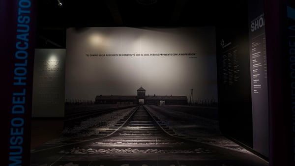 La imagen con efecto de continuidad que abre la muestra: es el camino hacia el campo de concentración Auschwitz