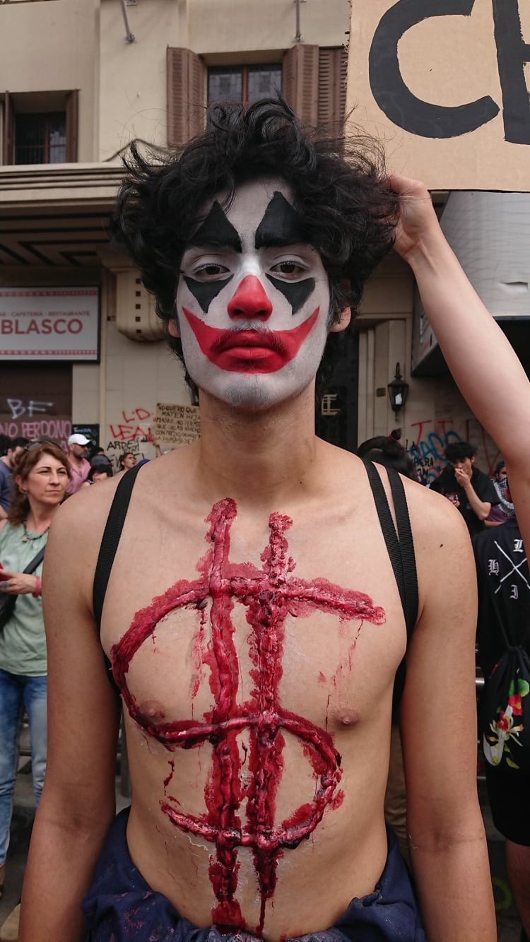 Un joven se manifiesta en Santiago de Chile con el rostro del Joker. 