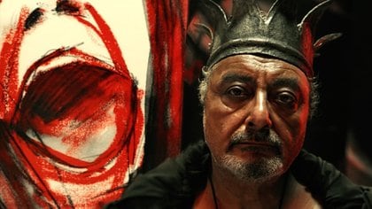 En el video de "Venganza", el actor Claudio Rissi encarna una especie de rey oscuro que es combatido por los versos de No Te Va Gustar y Nicki Nicole