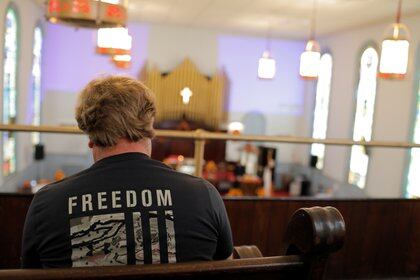 Un feligrés con una camiseta que dice "Libertad" En la Iglesia Metodista de St. Paul en Staten Island en Nueva York (REUTERS / Andrew Kelly)