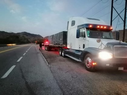 Fue arrestado por gentes de la Guardia Nacional (GN) en el tramo carretero Lázaro Cárdenas-Villa Unión, en Mazatlán, Sinaloa (Foto: Twitter/@GN_MEXICO_)