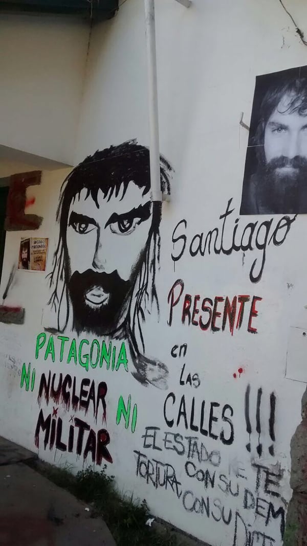 Pintadas en el frente de la Municipalidad de El Bolsón. Los vecinos ya restauraron el edificio.