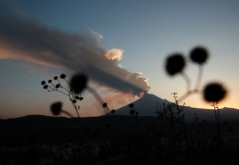 FOTO DE ARCHIVO. El volcán Popocatépetl arroja una columna de ceniza y humo mientras las autoridades declaran una alerta amarilla después de un aumento en la actividad volcánica, visto desde Santiago Xalitzintla, en el estado de Puebla, México, el 22 de febrero de 2024. REUTERS/Henry Romero/Foto de archivo