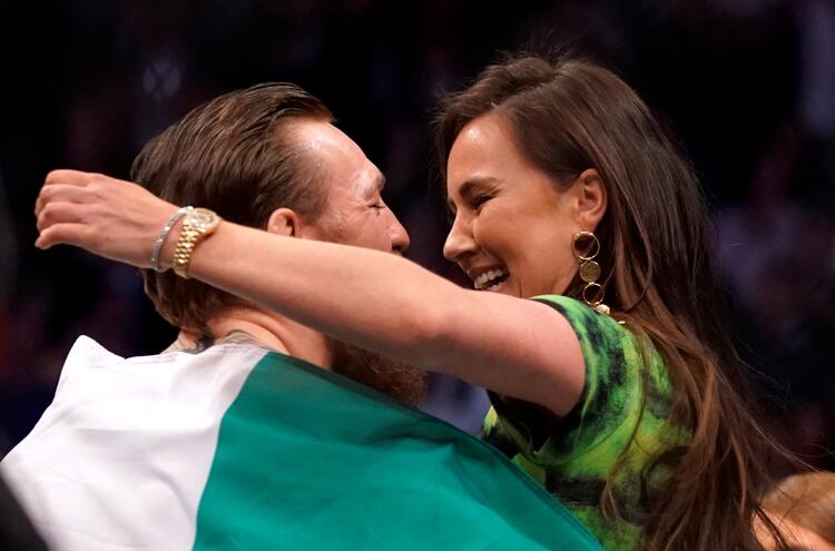 McGregor celebró su victoria ante Donald Cerrone con Dee Devlin sobre el cuadrilátero (REUTERS)