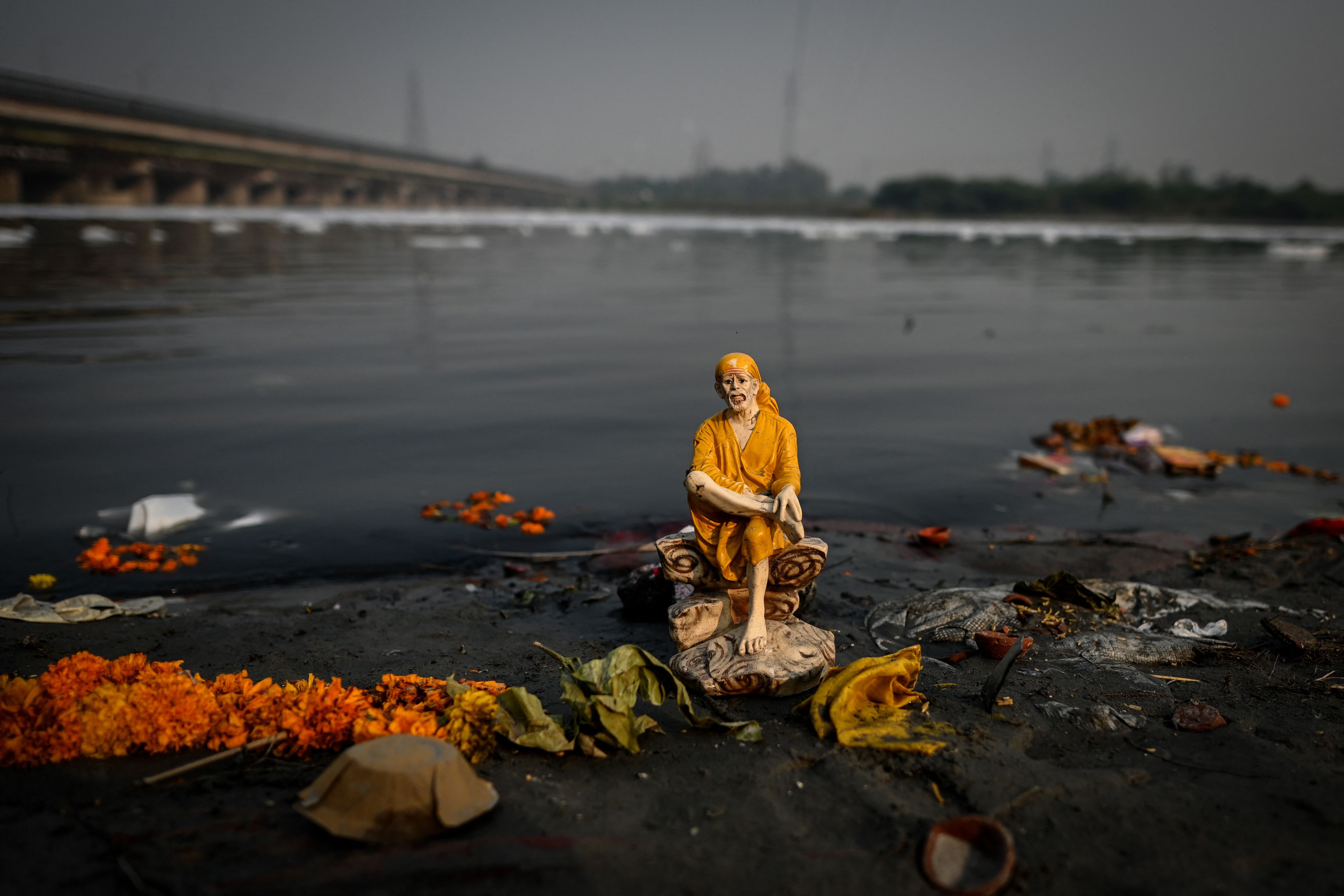 Un ídolo de una deidad hindú se guarda a lo largo de las orillas del río Yamuna. (Sajjad HUSSAIN / AFP)