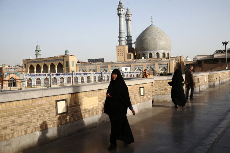 Un mujer iranía caminando por las calles de Qom (Reuters/archivo)