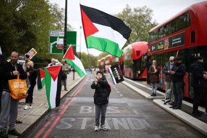 Un niño ondea la bandera palestina durante una manifestación pro palestina este sábado en Londres. (REUTERS/Henry Nicholls)