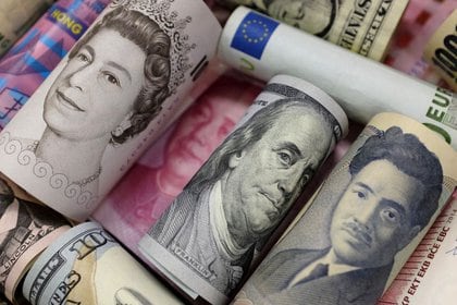 FOTO DE ARCHIVO: Billetes de euro, dólar de Hong Kong, dólar estadounidense, yen japonés, libra esterlina y 100 yuanes chinos en Pekín, China, 21 de enero de 2016. REUTERS/Jason Lee