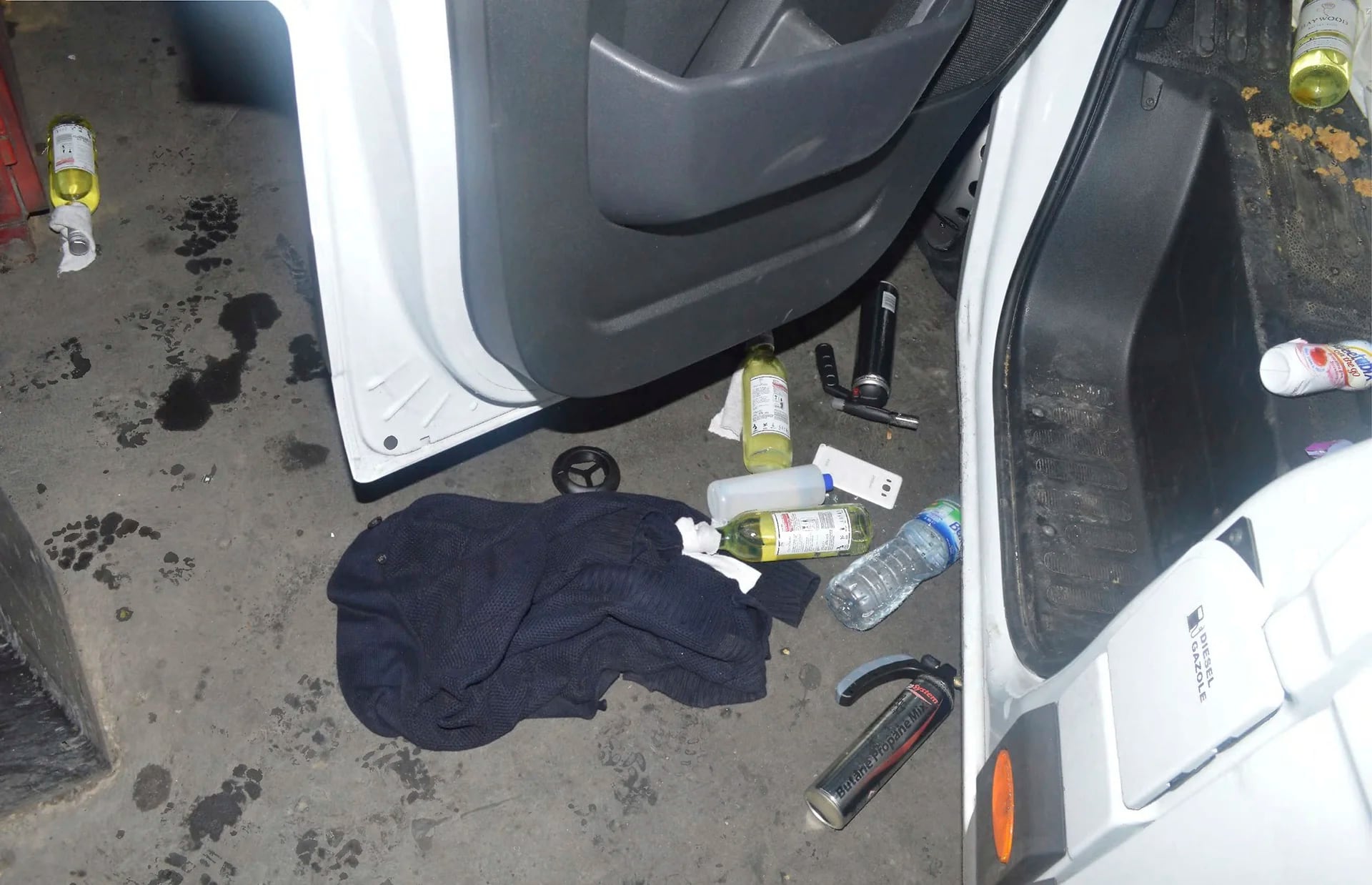 La policía halló botellas de vino en la camioneta. Se cree que iban a ser usadas como bombas incendiarias