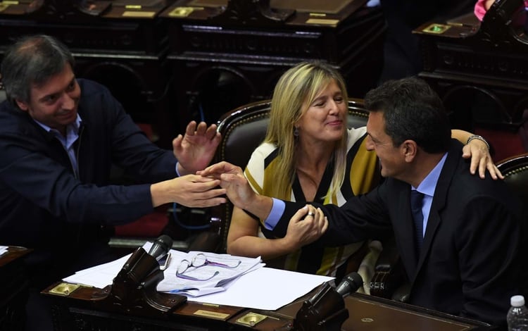 Máximo Kirchner saludando a Sergio Massa 