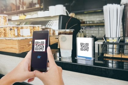 En el momento de cada compra, los consumidores pueden elegir entre todas las aplicaciones que tienen en su celular, ya sea del banco o de Fintech.