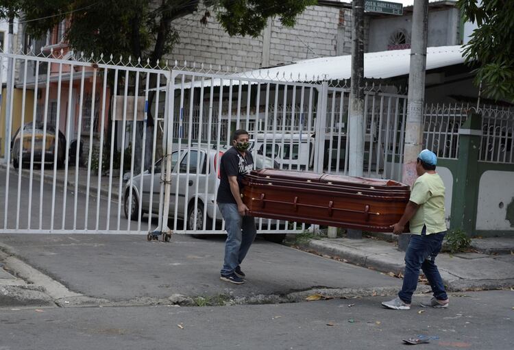 El traslado de un cadáver dentro de un ataúd en Guayaquil (REUTERS/Vicente Gaibor del Pino)