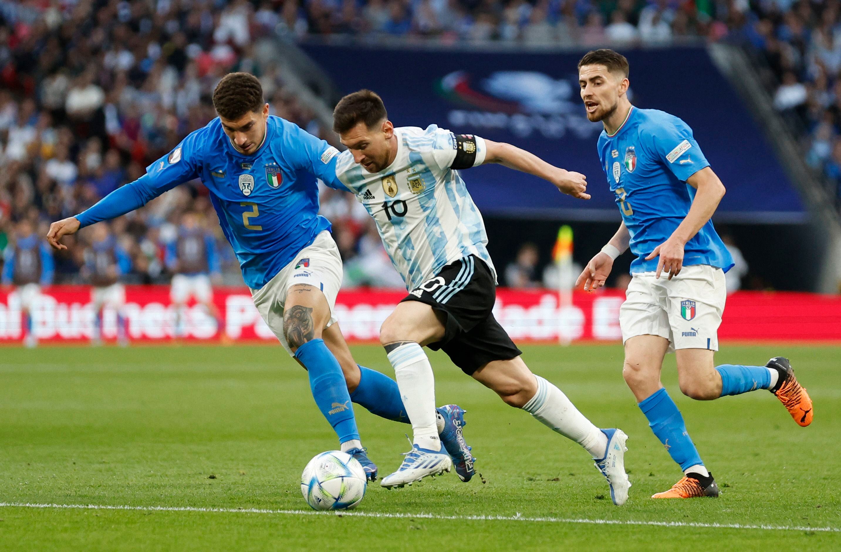 Messi supera a Giovanni Di Lorenzo: el capitán argentino jugó un gran partido (REUTERS/Peter Cziborra)