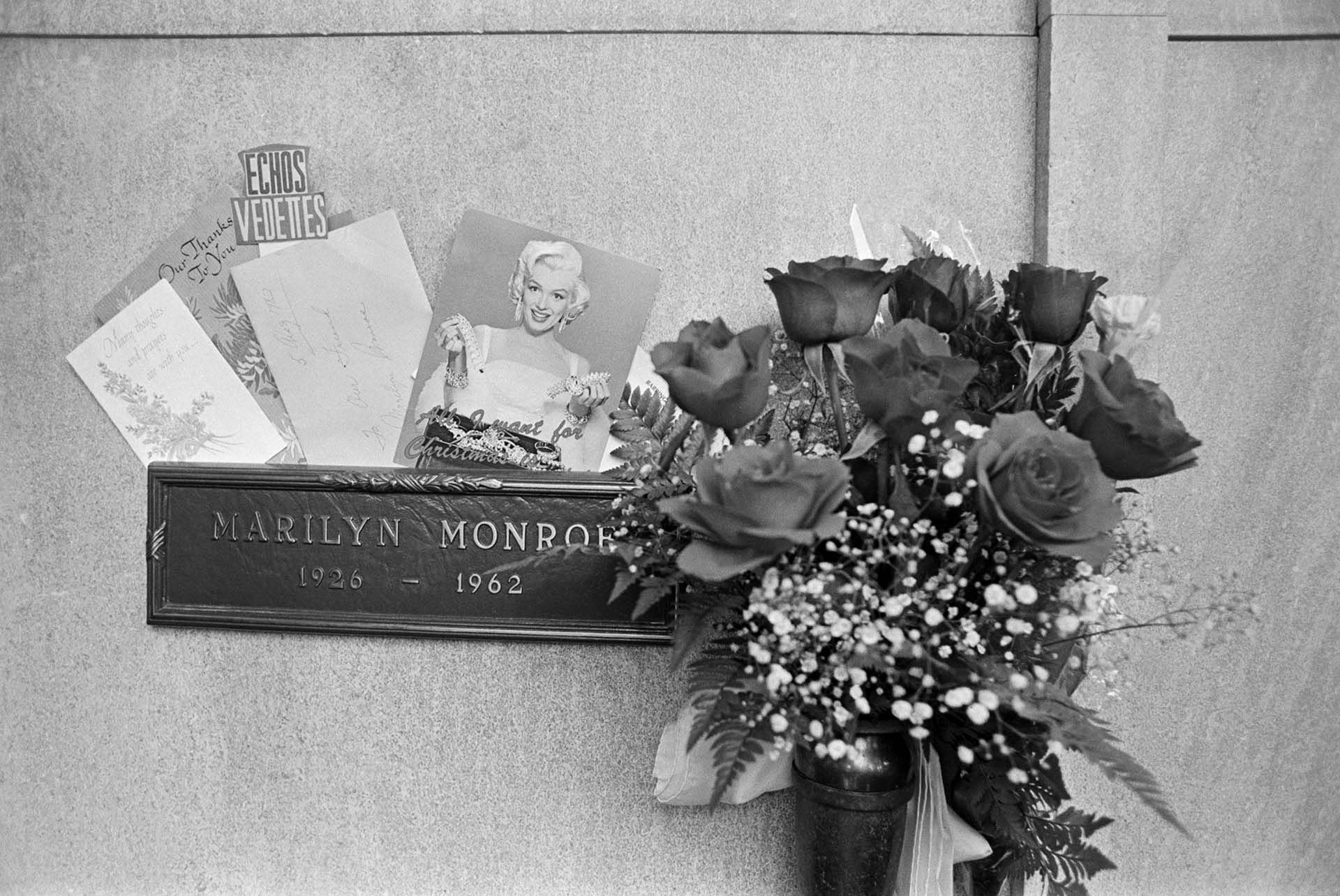 La tumba de Marilyn. Joe DiMaggio, que organizó su funeral, enviaba rosas tres veces por semana hasta su muerte en 1999 