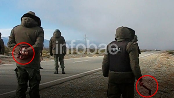 A la izquierda, un gendarme sostiene un manojo de piedras; a la derecha, otro lleva un hacha