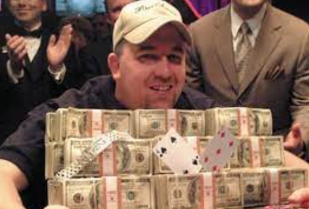 Moneymaker con el premio que ganó en Las Vegas en el 2003