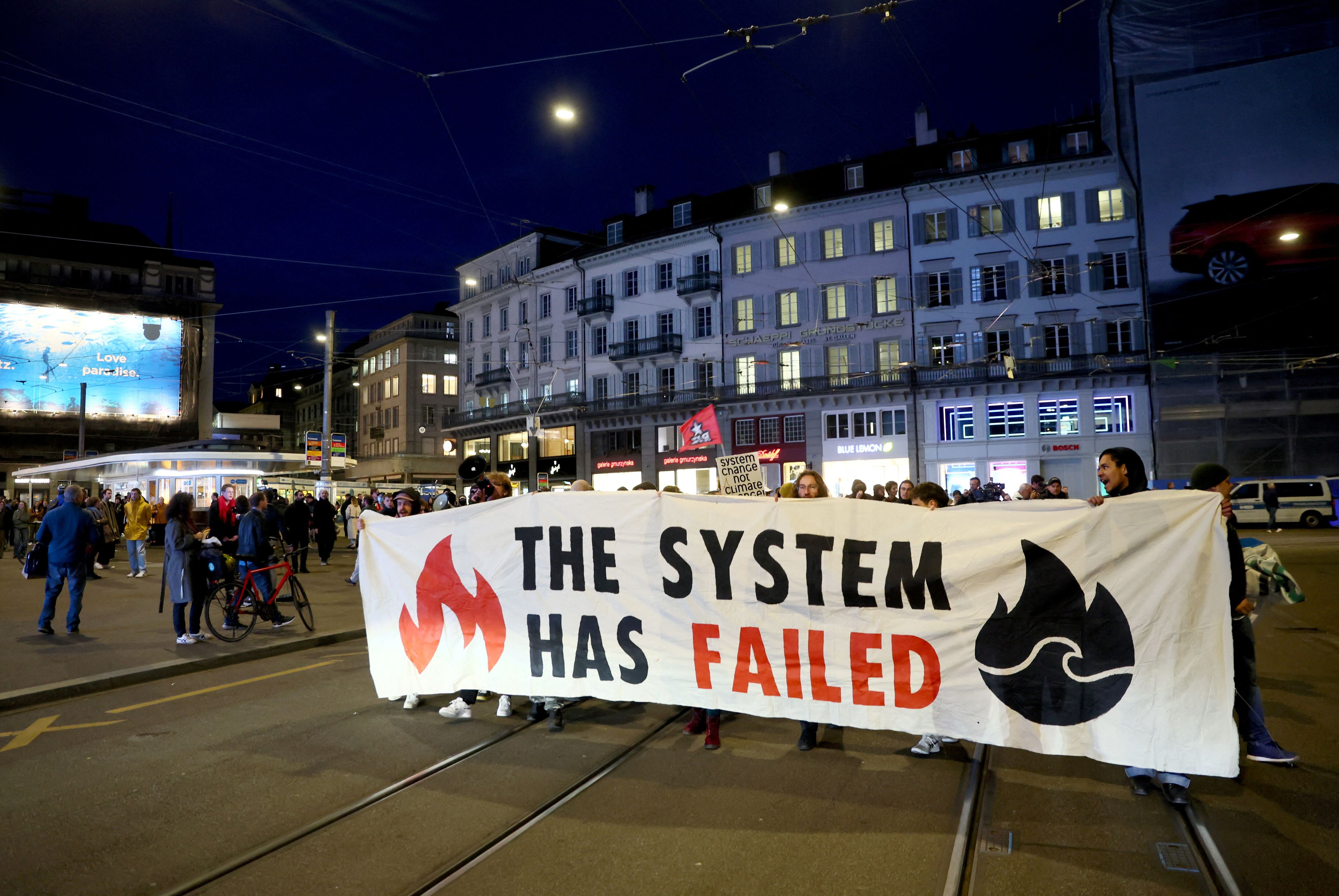 Personas se manifiestan contra la compra del banco suizo Credit Suisse por parte de UBS, en Zúrich, Suiza 20 de marzo de 2023. REUTERS/Denis Balibouse/Fotografía de archivo