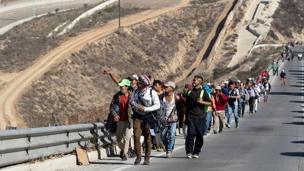 Migrantes centroamericanos de la caravana que busca ingresar a Estados Unidos (AFP)