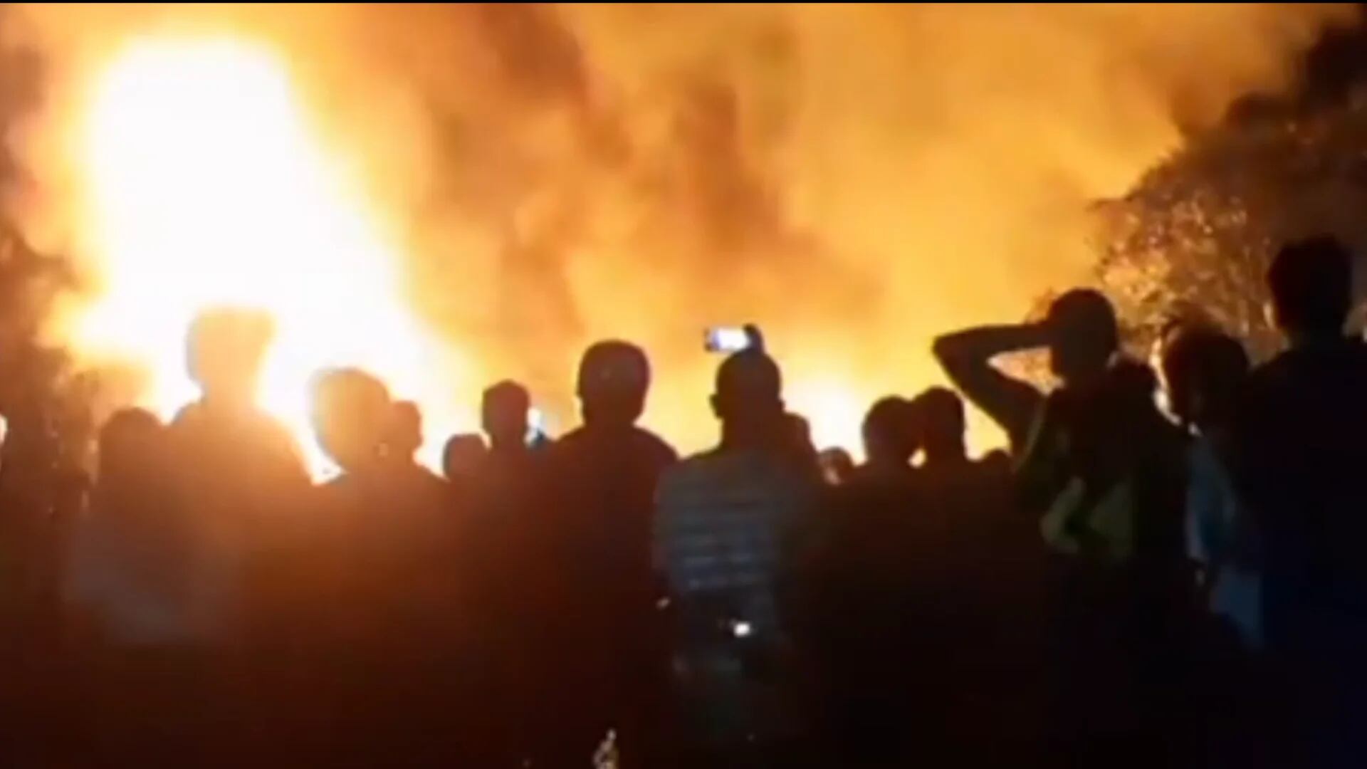 Bomberos de Armenia llevan más de 6 horas tratando de controlar un incendio cercano a la terminal de transporte