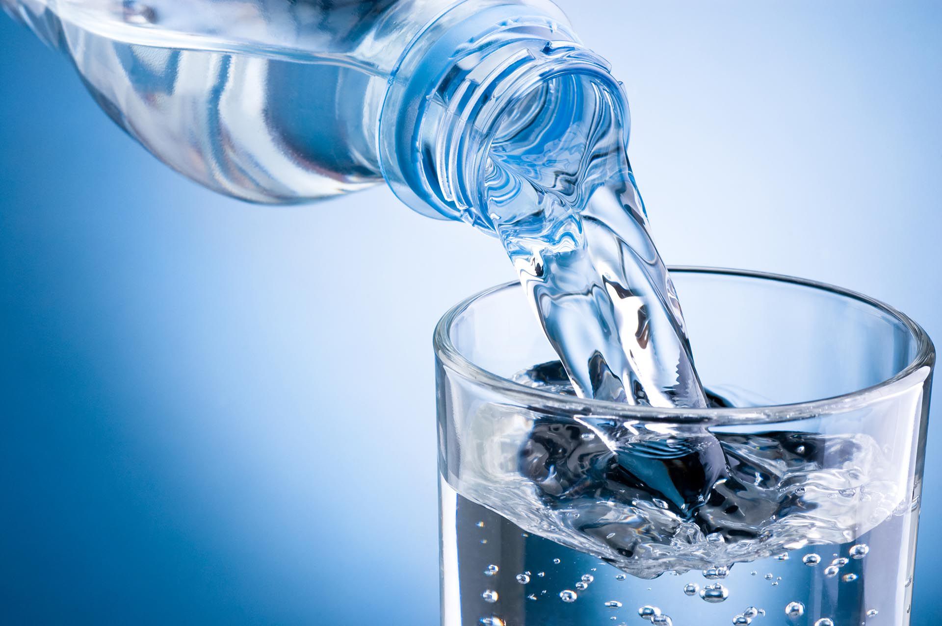 Es importante beber líquidos en el día, de acuerdo a las necesidades y asegurarse de que el agua que estamos tomando tenga minerales (Getty Images)
