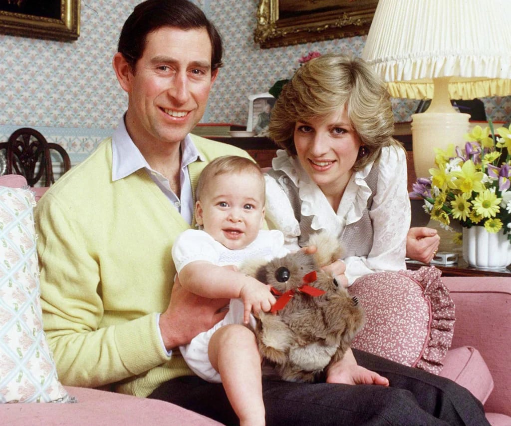 Foto oficial del álbun del Palacio de Buckingham: William de 1 año, Charles y Diana. Tiempos felices para la entonces familia Real