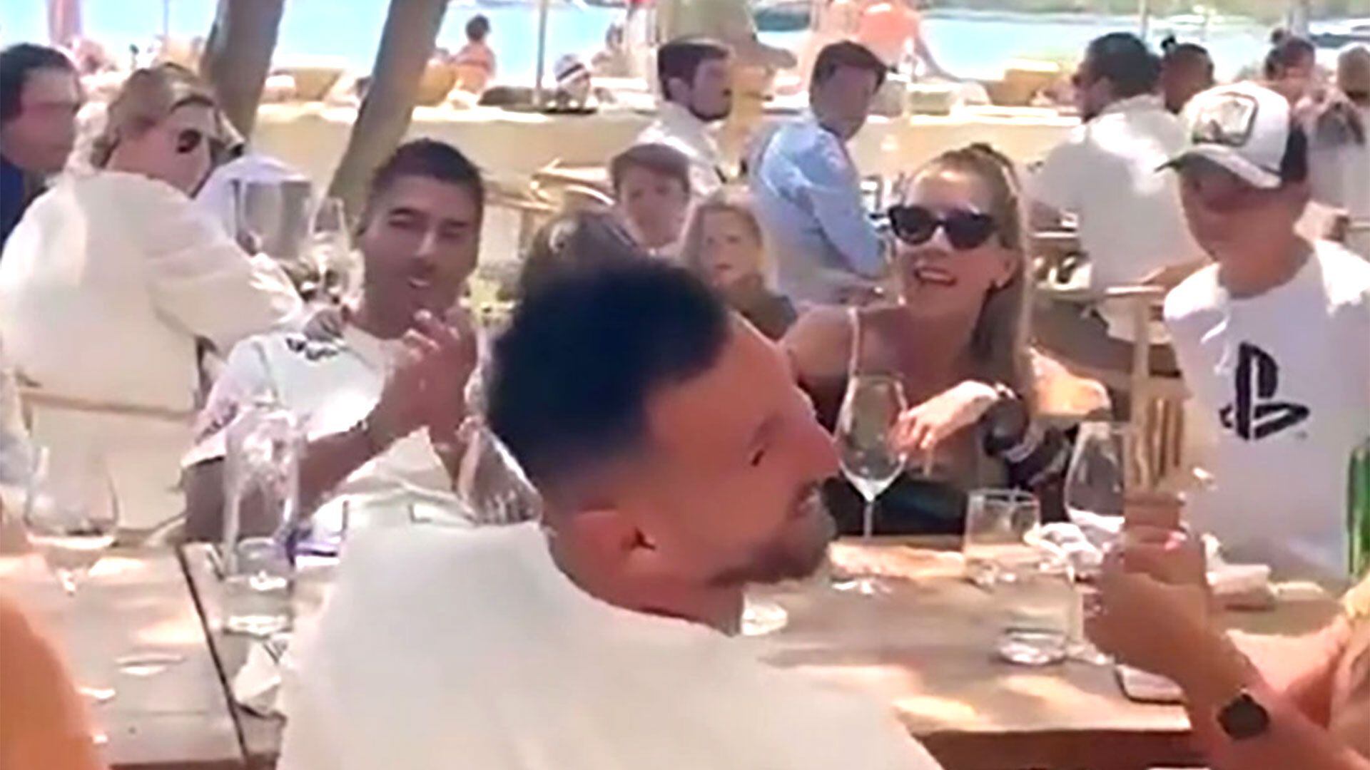El video del almuerzo que disfrutó Lionel Messi en Ibiza: beso con Antonela Roccuzzo, abrazo de Mateo y broma de Luis Suárez - Infobae