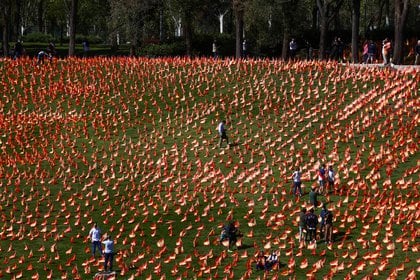 Banderas españolas colocadas en honor a las víctimas de la pandemia en un parque de Madrid (Reuters)
