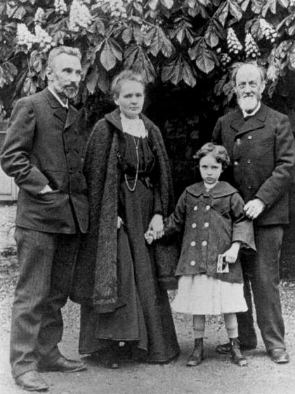 Pierre y Marie, su hija mayor, Irène, y el abuelo niñero, Eugène Curie