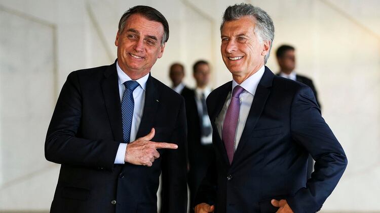 Bolsonaro apuntando a Mauricio Macri simulando que tiene un arma (AFP)