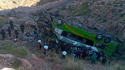 El autobús se accidentó en la carretera Sucre-Potosí.