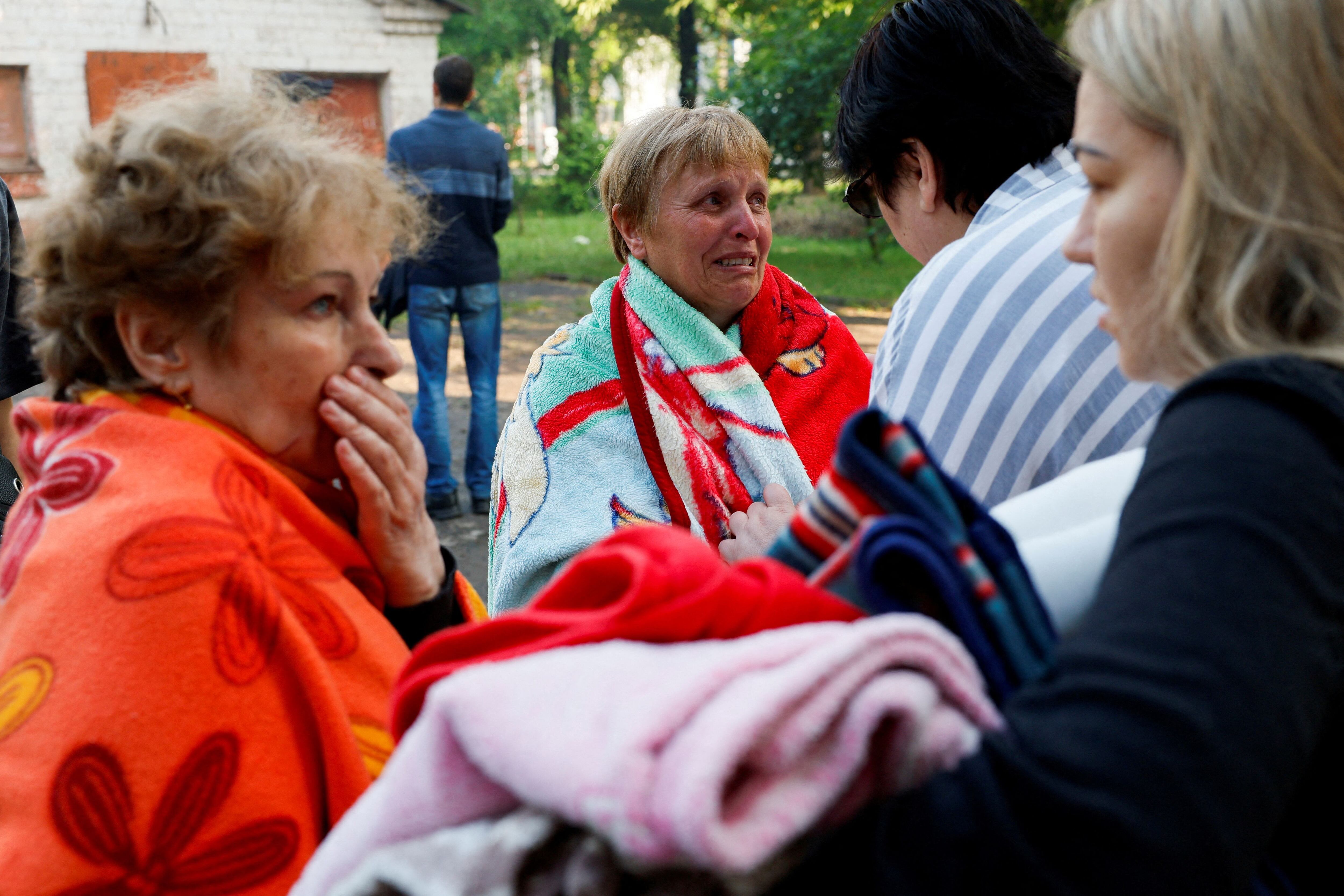 Mujeres conmocionadas por el ataque al edificio residencial en Kryvyi Rih, región de Dnipropetrovsk, Ucrania, el 13 de junio de 2023 (REUTERS/Alina Smutko)