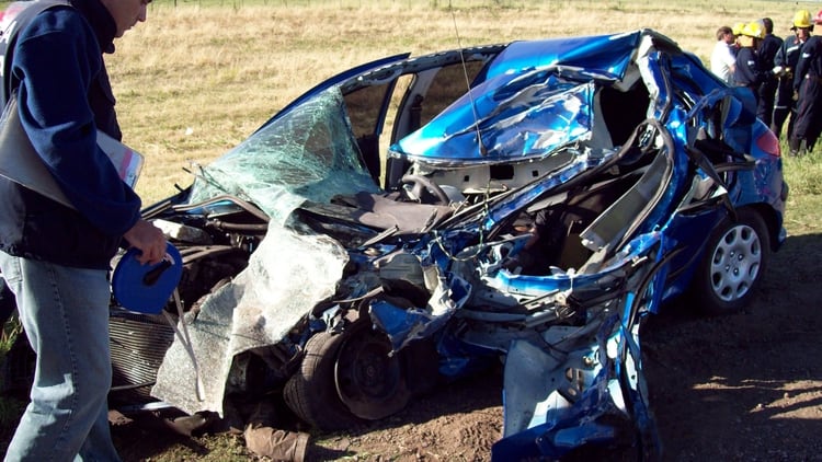 El Peugeot 206, destruido por el accidente. El conductor falleció en el acto; De Melo resultó gravemente herida (Foto: gentileza Diario Noticias de Pehuajó)