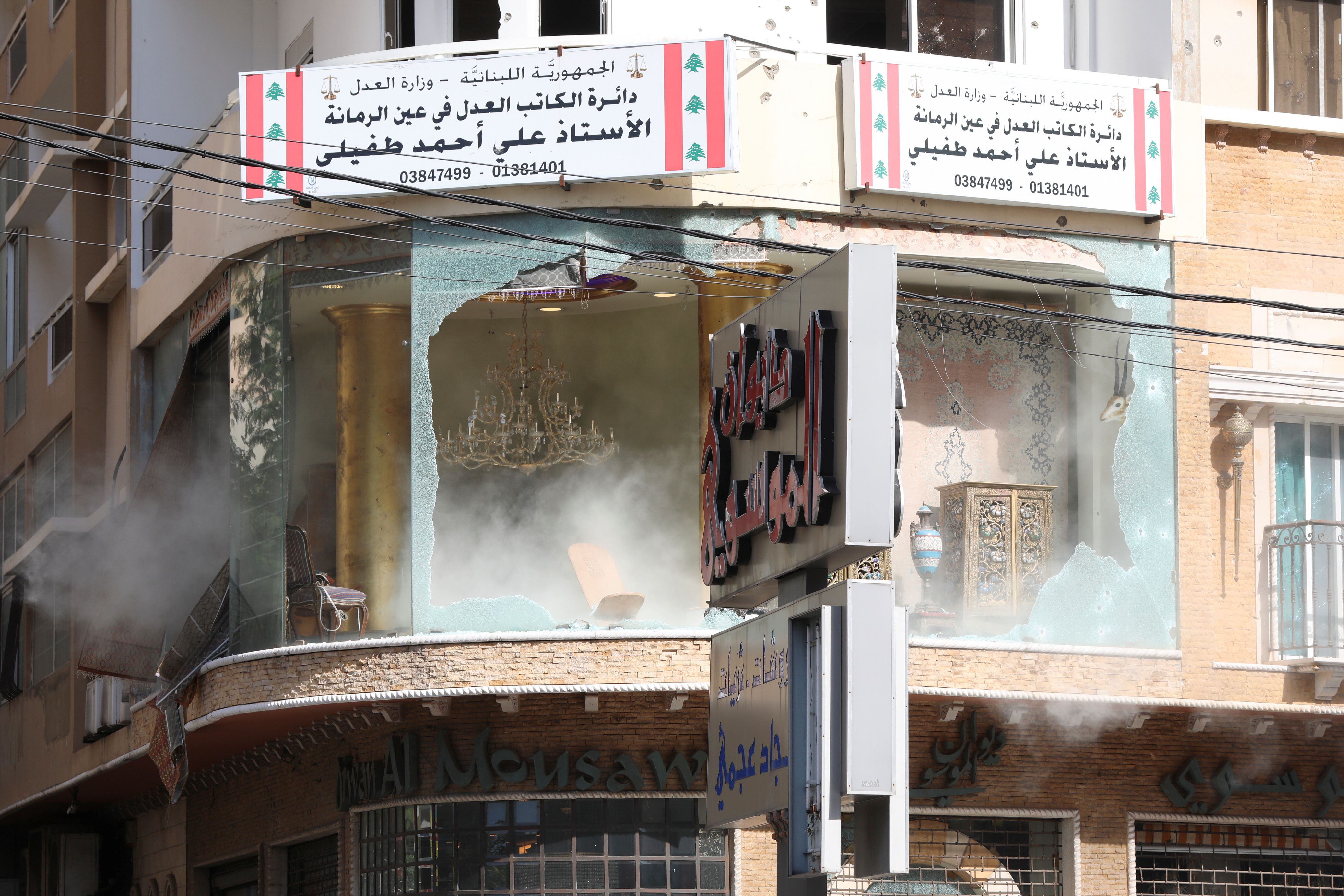 Se ve una ventana destrozada en un edificio tras un tiroteo, en Beirut, Líbano, el 14 de octubre de 2021. REUTERS/Mohamed Azakir