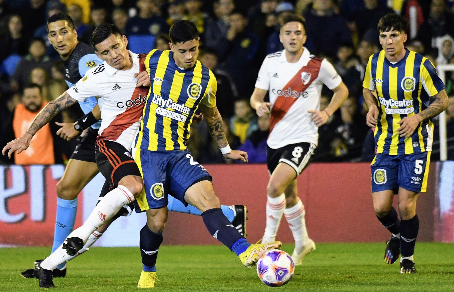 Rosario Central le gana a River Plate en el primer tiempo (Juan José García)